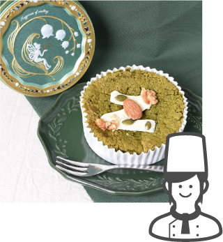 缶を６種類使ってケーキを入れています。""/